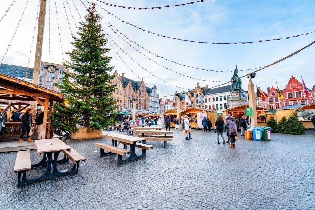 比利时布鲁日的欧洲最好的圣诞市场之一，照片左侧有一棵大树