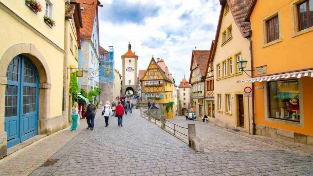 Rothenburg ob de Tauber位于德国浪漫之路上，是欧洲最受欢迎的自驾游之一。图片来自《盖章》。