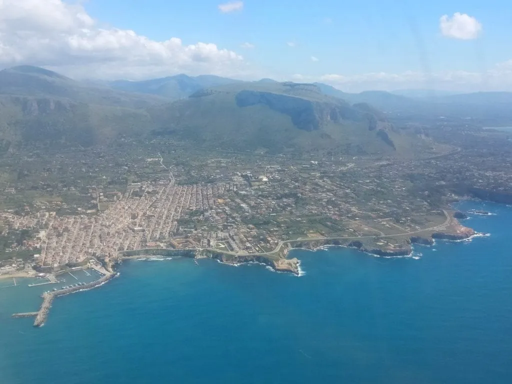 从飞机窗口拍摄的西西里岛景色，前景是地中海