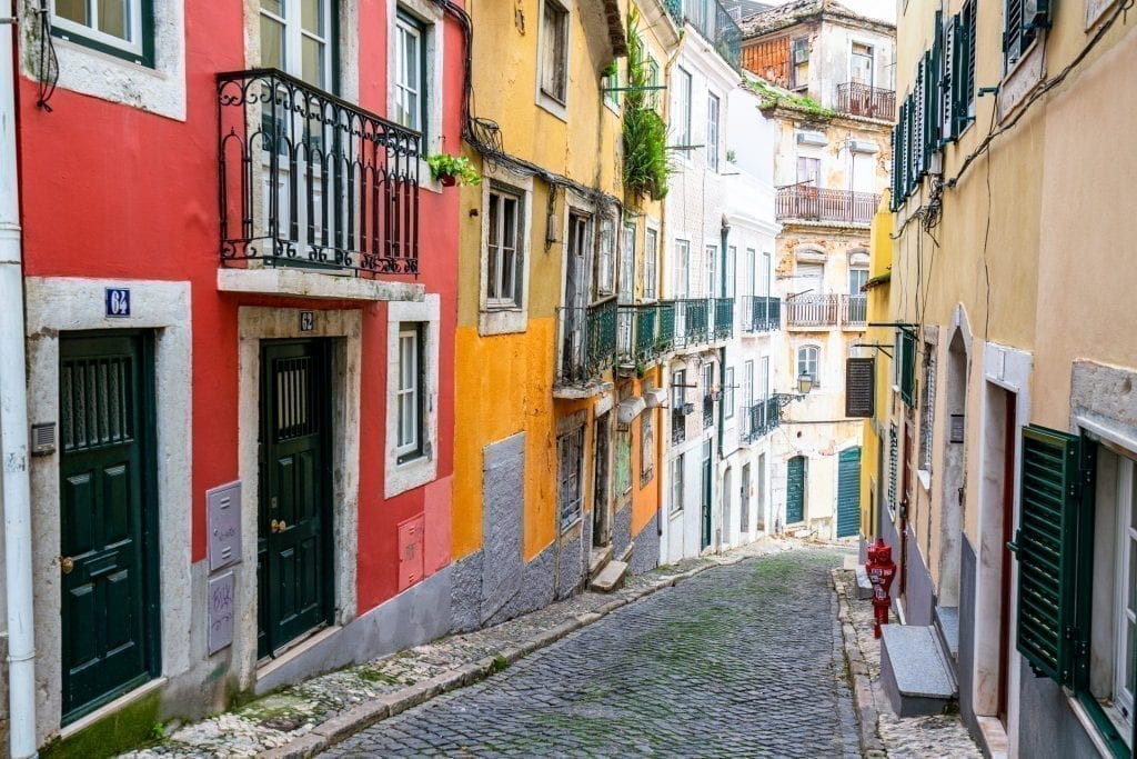 葡萄牙里斯本五颜六色的街道，左边有红色和黄色的建筑
