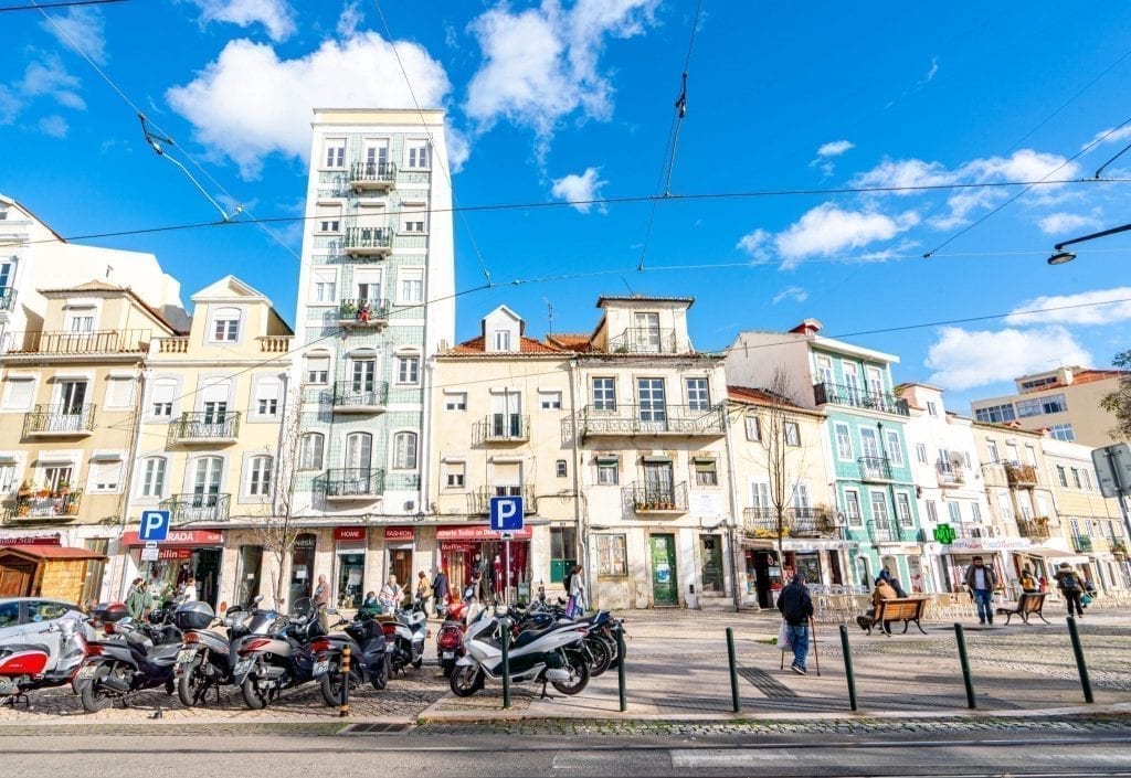 阳光明媚的一天，葡萄牙里斯本阿尔法玛区的瓷砖建筑
