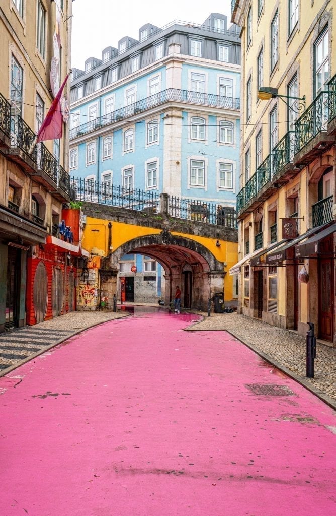 里斯本的粉色街道在十二月里斯本的清晨空无一人