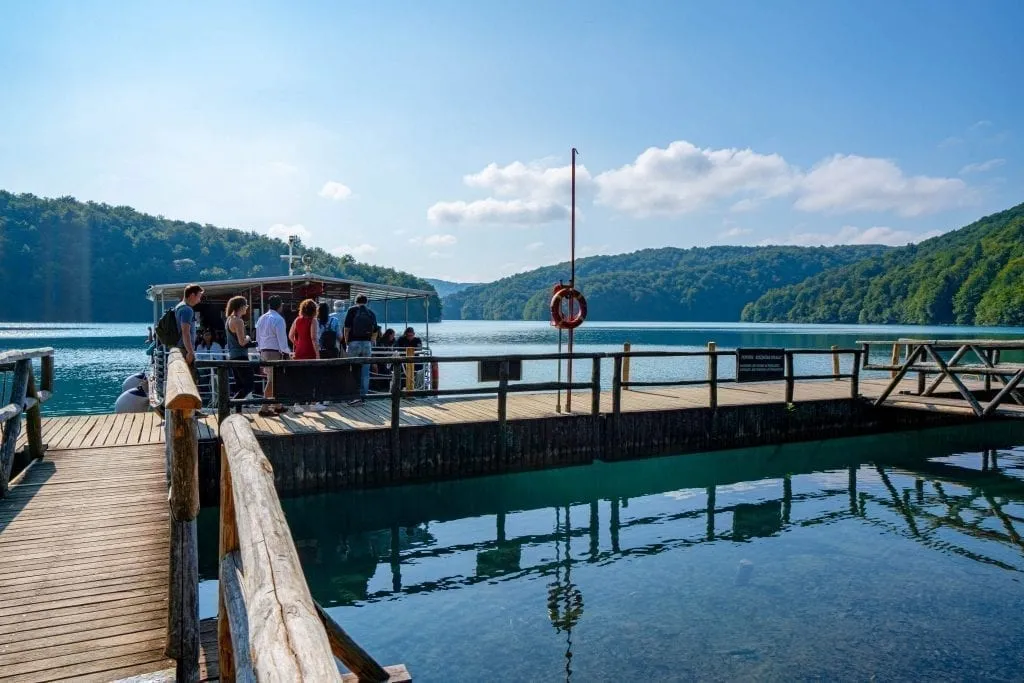 Plitvice湖国家公园的Kozjak湖码头，游客登上渡轮