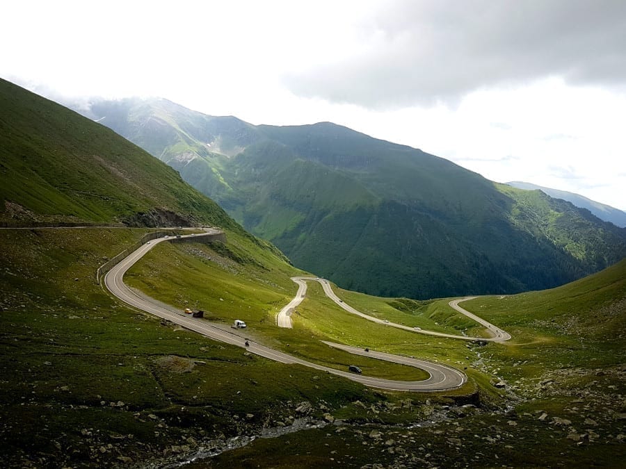 在多云的日子里，一条蜿蜒穿过罗马尼亚群山的公路——就开车而言，绝对不是欧洲最简单的公路旅行!