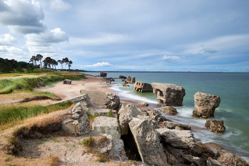 拉脱维亚liepaja海滩的掩体废墟
