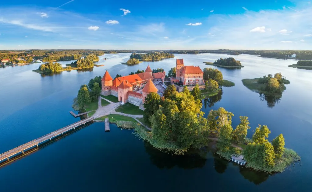 鸟瞰特拉凯城堡，立陶宛公路欧洲之旅的一个有趣的站点
