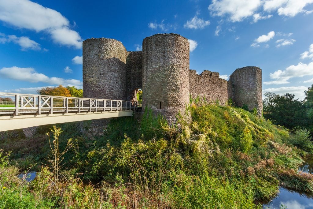 威尔士阿伯加文尼的白色城堡，阳光明媚的一天，自驾游欧洲