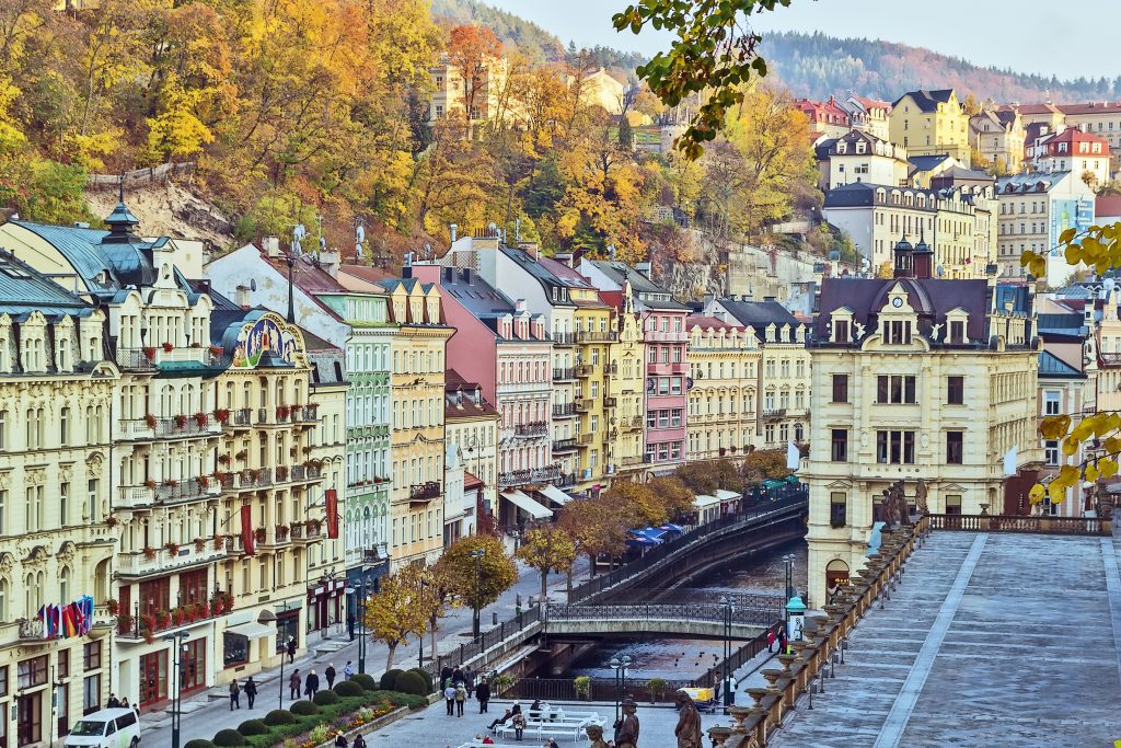 秋天，历史悠久的卡洛维法利(Karlovy Vary)五颜六色的房子，这是一个捷克小镇，是自驾游欧洲的绝佳选择