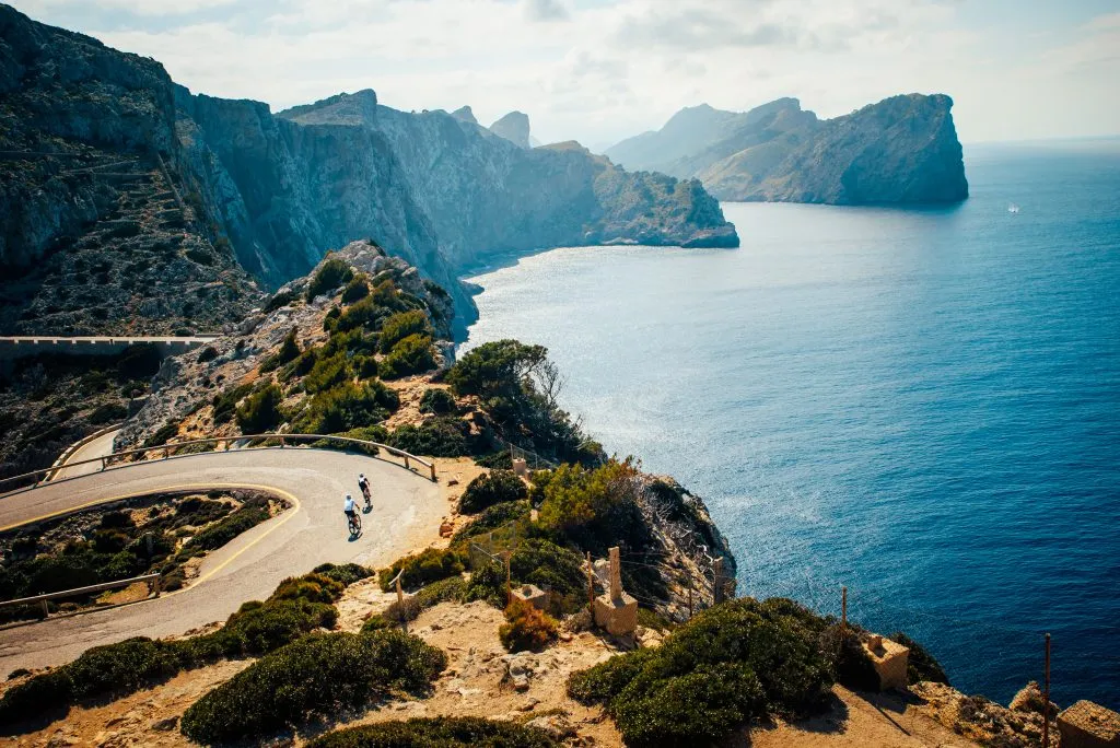 马略卡岛上著名的福门托角观景台，左边是路，右边是海