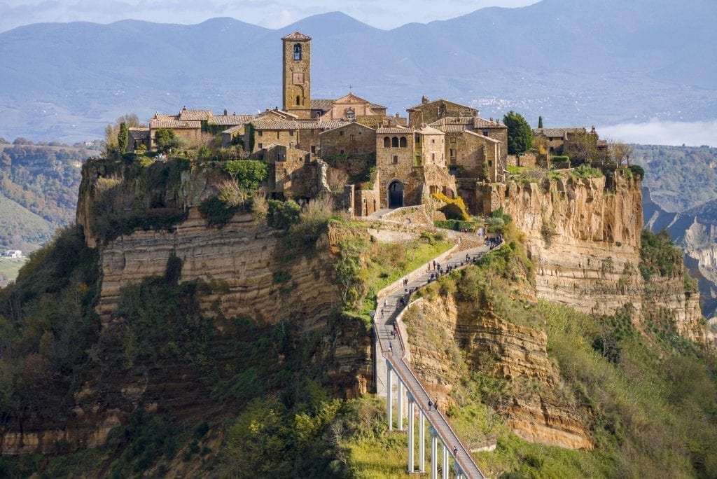 从峡谷对面的小镇上看到的巴尼奥里奥奇维塔，照片中央是一座人行天桥。从意大利罗马出发的最好的独立一日游之一