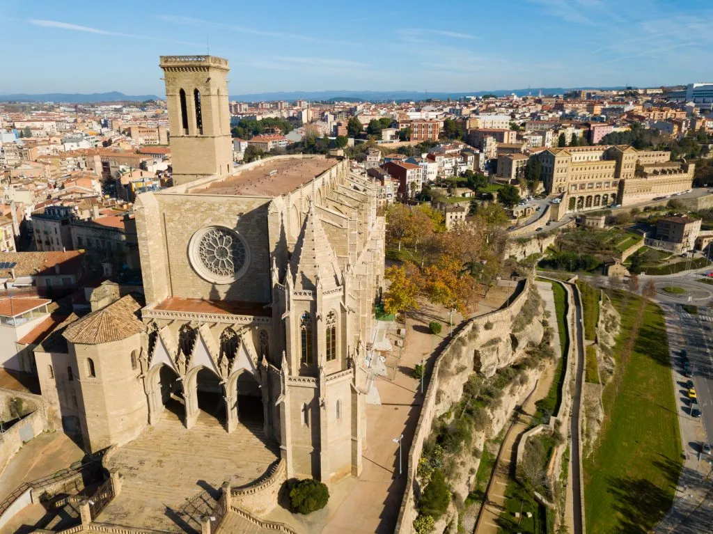 从上方俯瞰西班牙曼瑞萨大教堂，计划从西班牙到安道尔的欧洲自驾游时，这里是一个有趣的站点