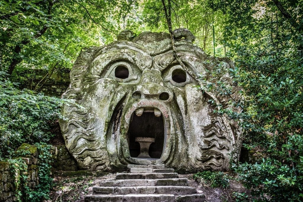 拉齐奥怪物公园的怪物入口。博马佐是意大利罗马最独特的一日游之一
