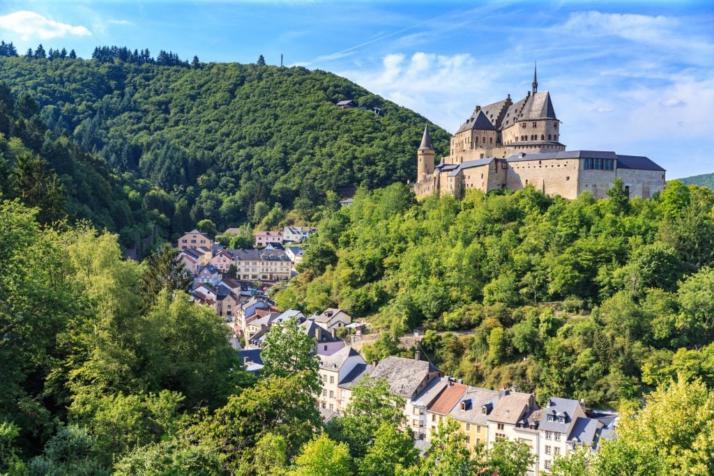 Vianden城堡从远处俯瞰卢森堡山上的村庄