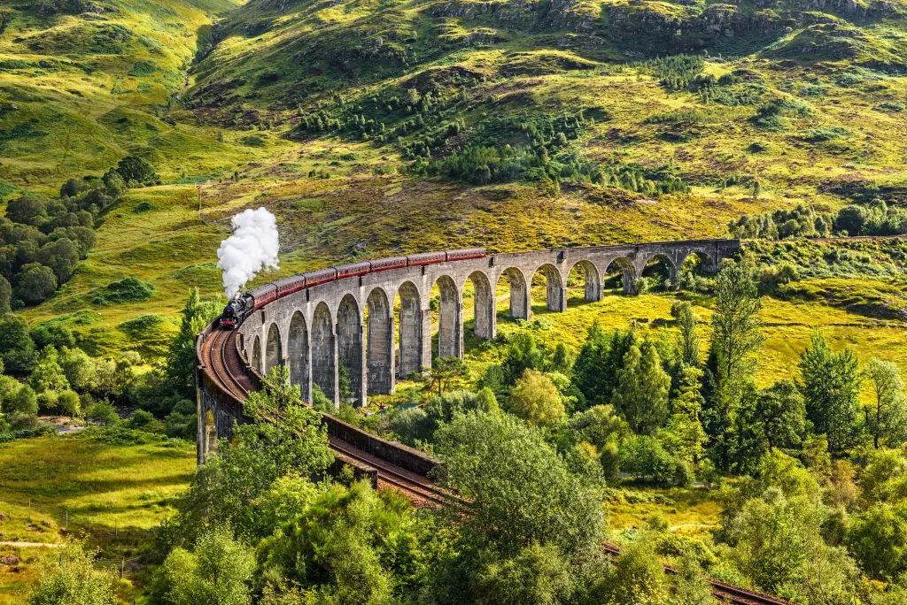 詹姆斯二世党人的蒸汽火车穿过苏格兰高地的高架桥