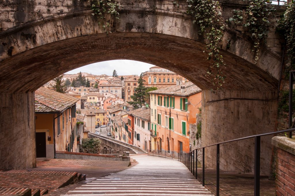 13世纪的拱门构成了通往意大利佩鲁贾的楼梯