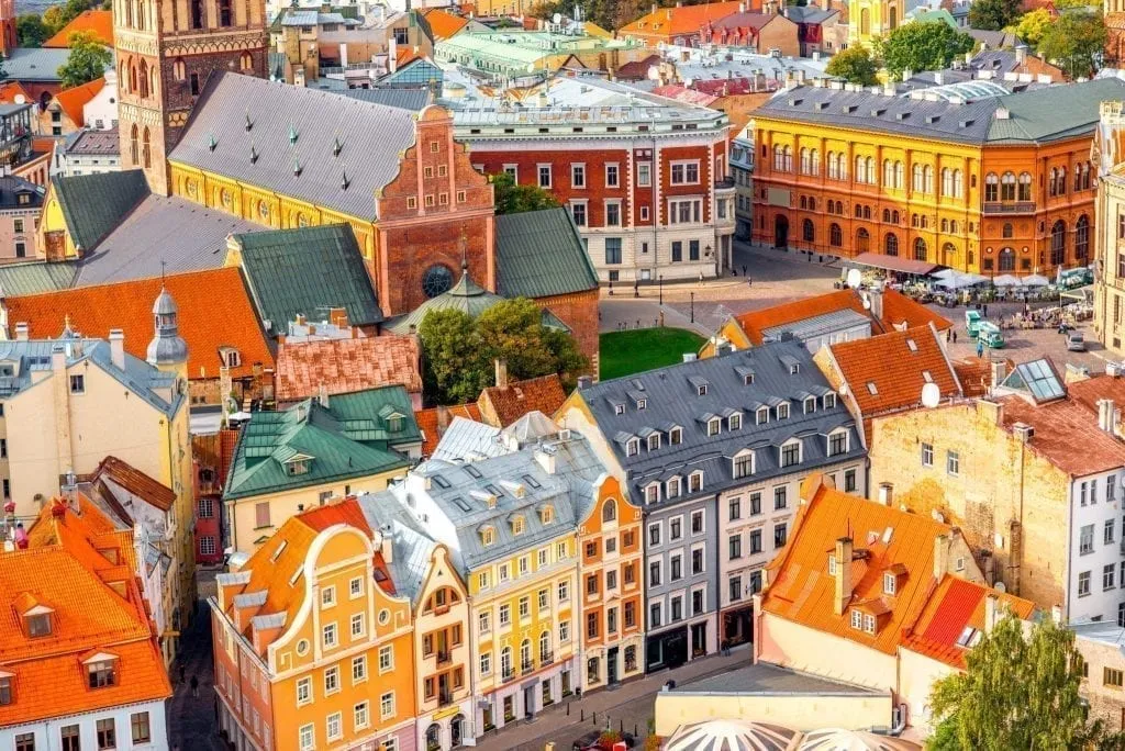 从上面看到的拉脱维亚里加五颜六色的建筑。拉脱维亚是一个极好的，不太为人所知的欧洲自驾游路线!