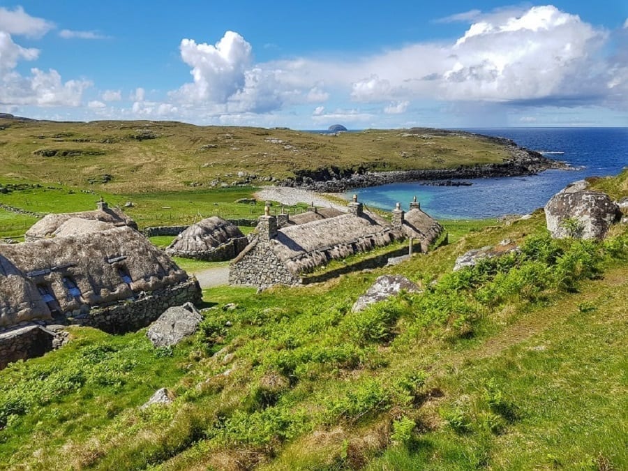 这是苏格兰刘易斯岛上的一小片废墟，是欧洲一个美丽的另类目的地