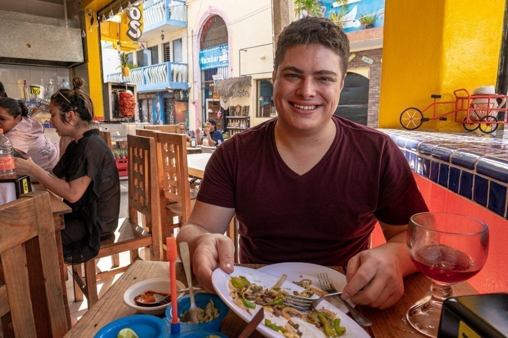 杰里米·斯道姆在墨西哥伊拉·穆杰里斯的一家户外餐厅用餐