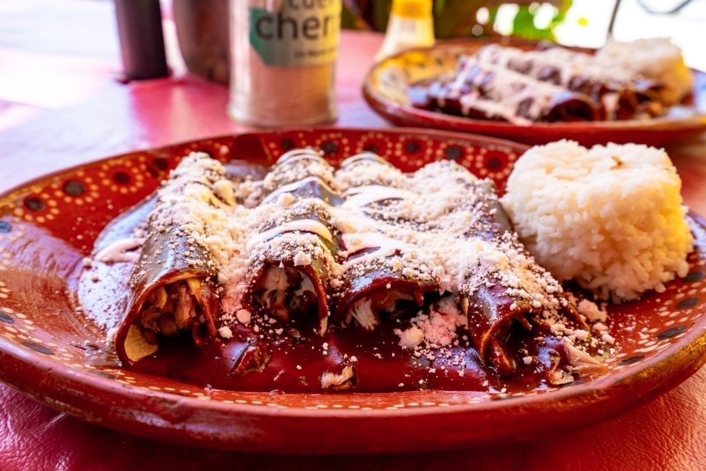 一盘墨西哥玉米卷饼配米饭——我们去墨西哥旅行的最好建议之一就是一定要深入探索那里的美食!必威体育官方登录