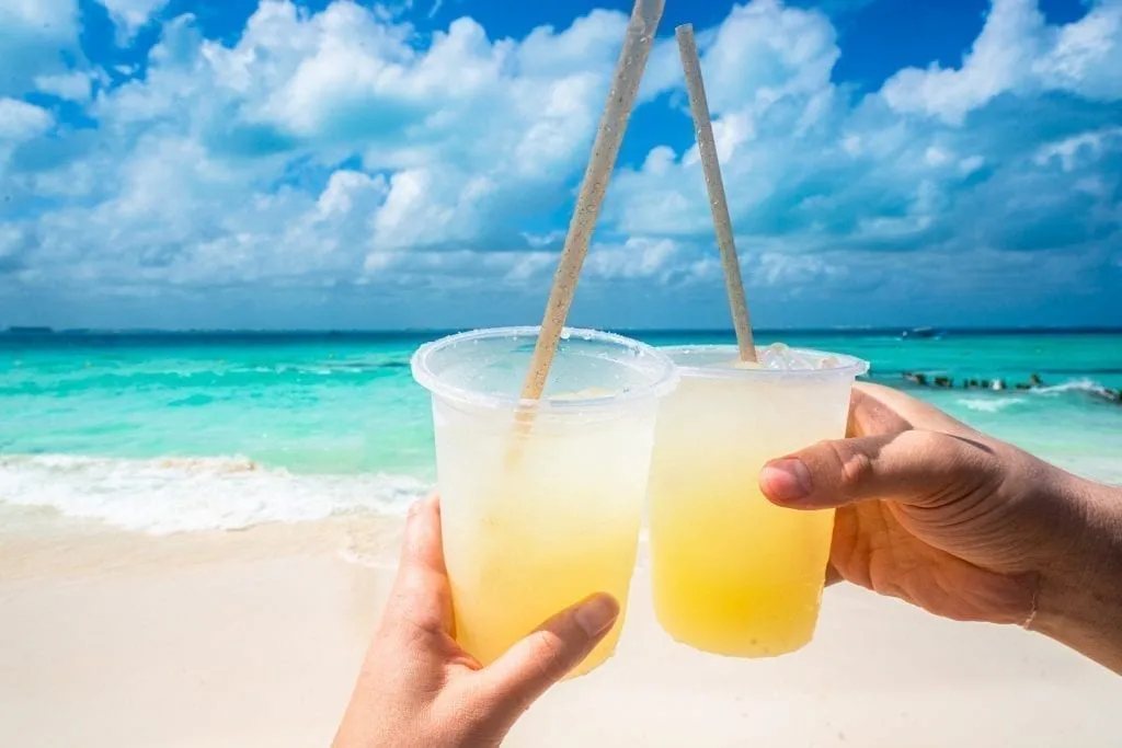 海滩前摆着两杯玛格丽塔酒——在这里放松应该出现在墨西哥mujeres岛的任何活动清单上