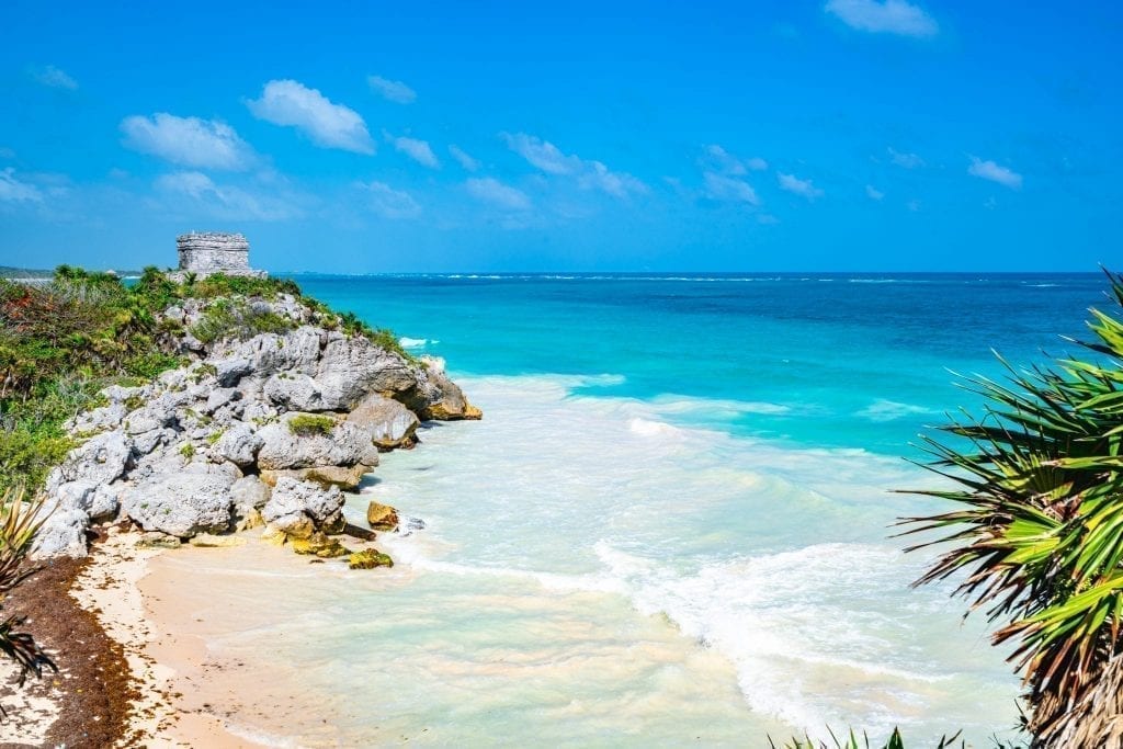 图卢姆废墟俯瞰着明亮的海滩，这是尤卡坦半岛10天行程的一部分