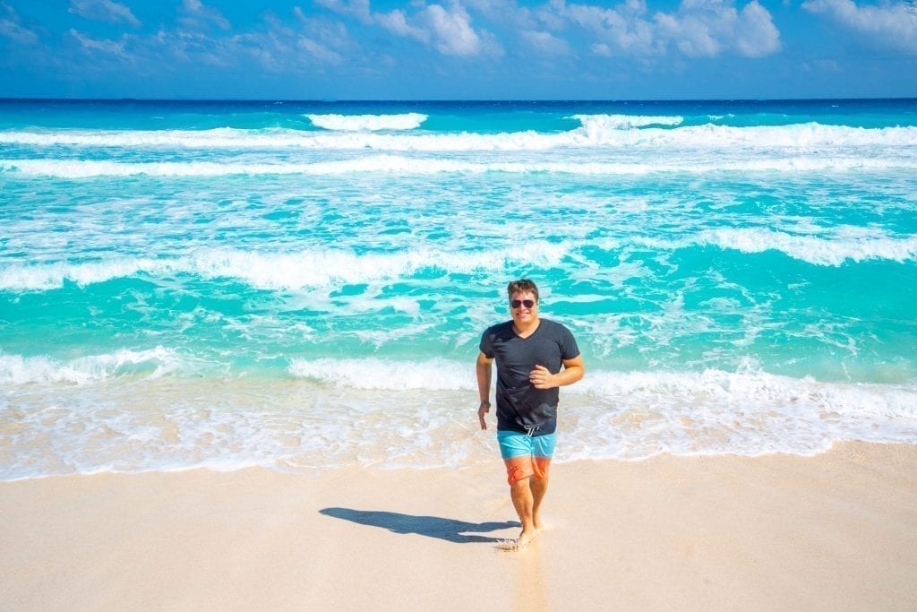 杰里米·斯托姆在坎昆的德费内斯海滩上，在尤卡坦半岛的公路旅行中，一个阳光明媚的日子