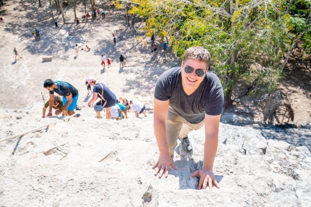 杰里米·斯托姆在尤卡坦半岛的自驾游行程中攀登科巴遗址金字塔