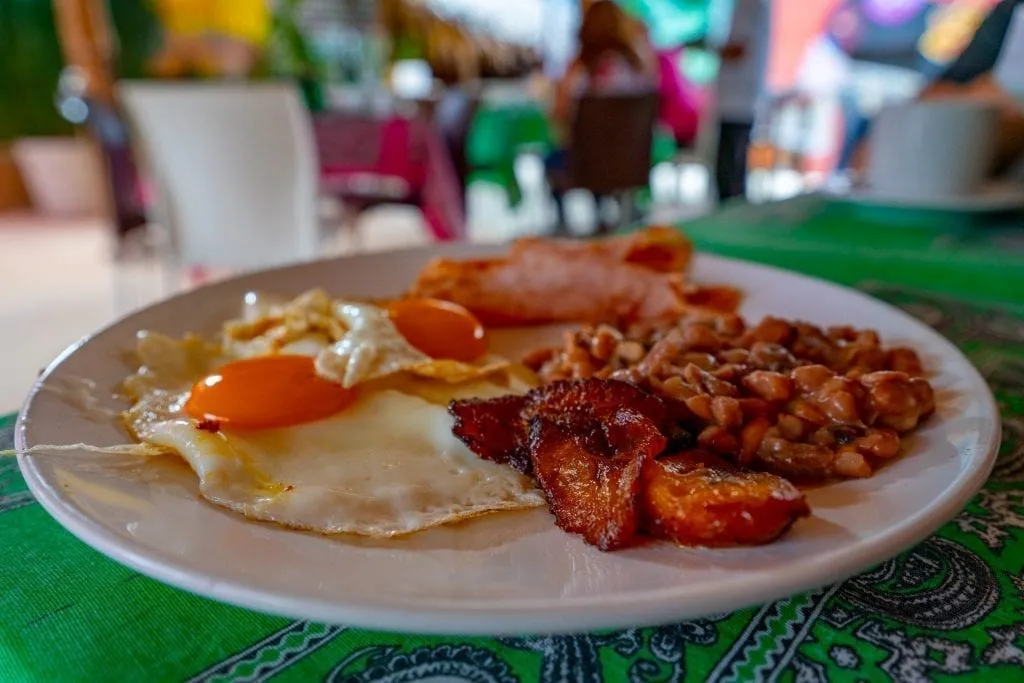 墨西哥瓦拉多利德的Desayuno tipico——我们最喜欢的墨西哥旅行贴士之一是，那里的早餐是世界上最好的之一必威体育官方登录