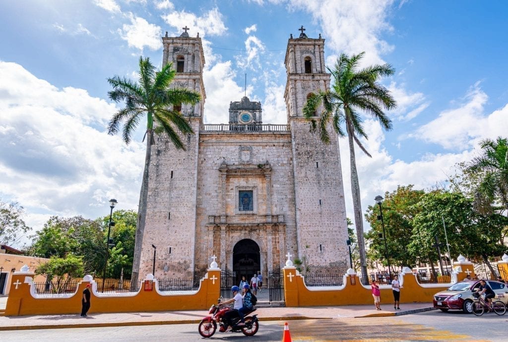 Valladolid大教堂前有一辆摩托车经过。在这个墨西哥自驾游行程的第一部分，瓦拉多利德是一个极好的基地