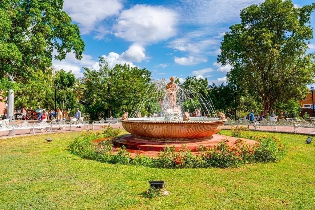 公园中心的喷泉被绿色的草坪包围