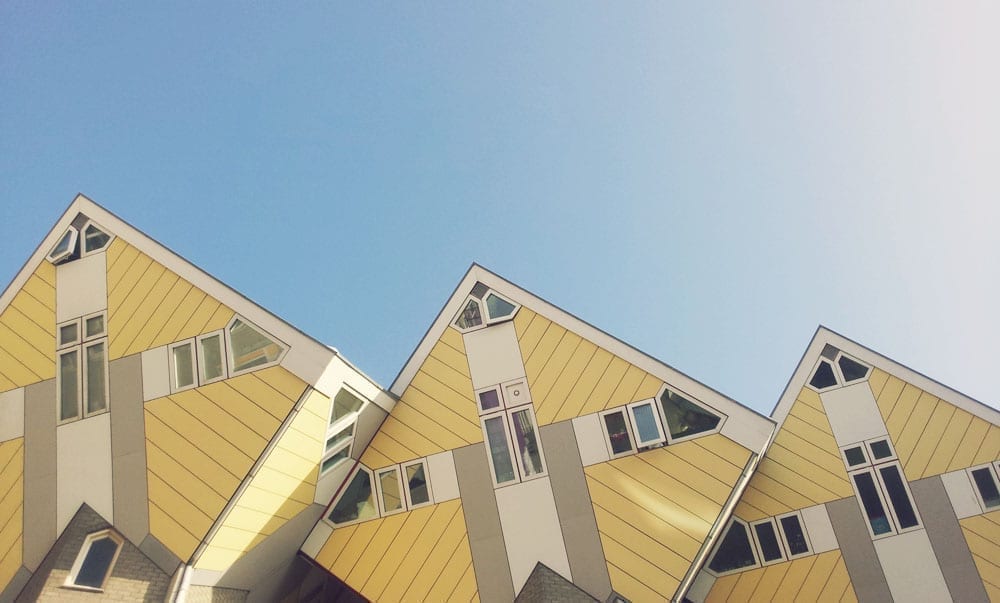 鹿特丹的黄色立方体房屋，上面是蓝色的天空。鹿特丹是一个绝佳的欧洲隐藏的宝石