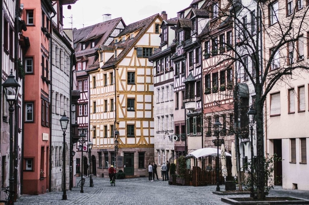 德国纽伦堡一条安静的街道上五颜六色的半木房屋