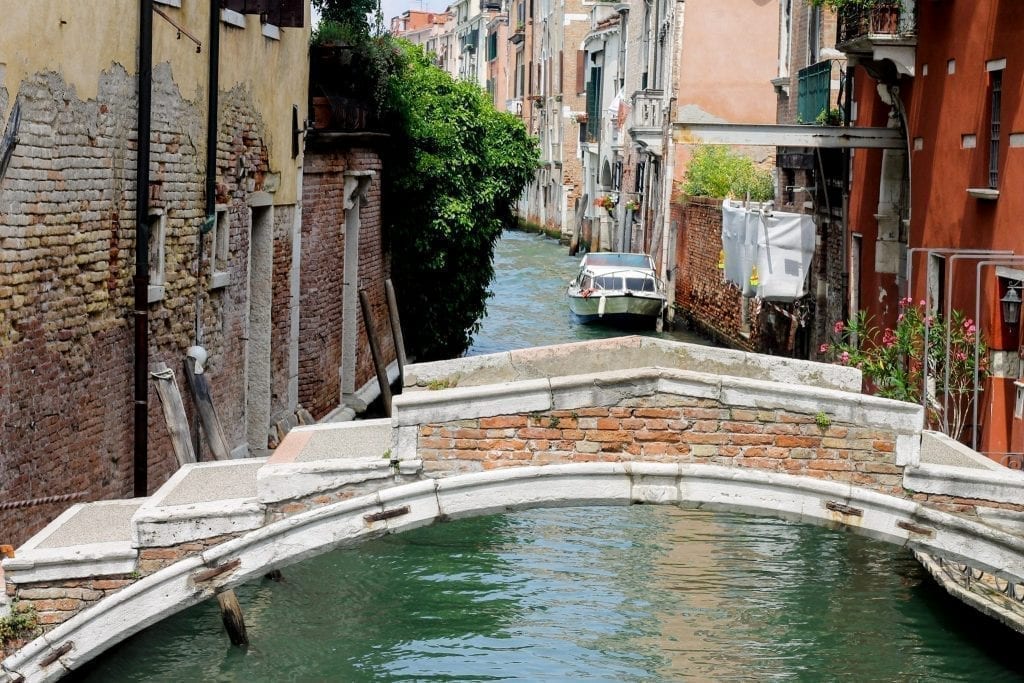 威尼斯奇多桥的特写照片，没有护栏，这是威尼斯一个有趣的非人迹景点