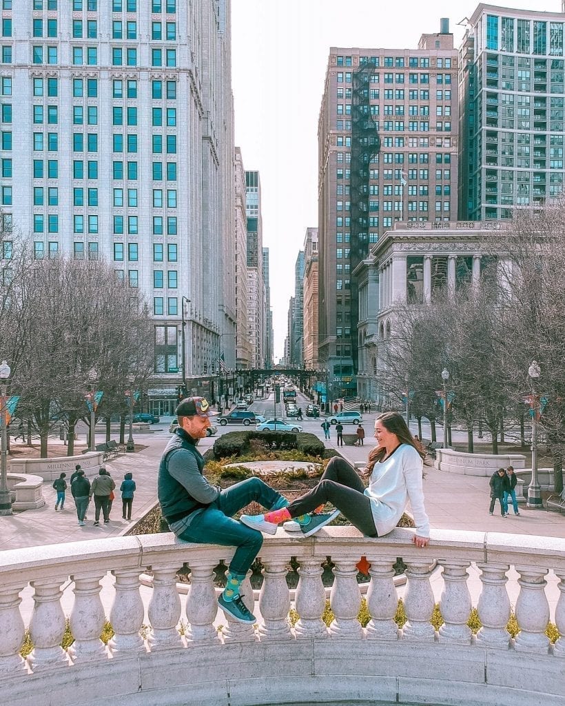 芝加哥千禧年公园的扎克和朱莉·鲁尔，他们是这个芝加哥长周末行程的作者