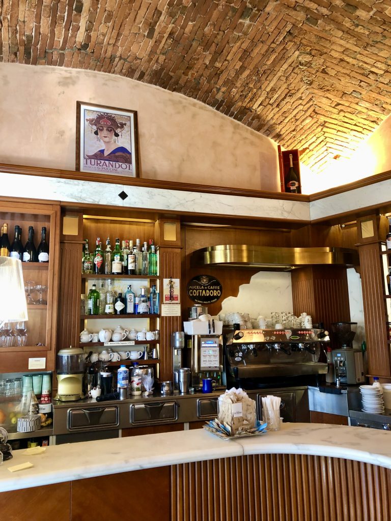 意大利卢卡砖天花板的意大利咖啡吧