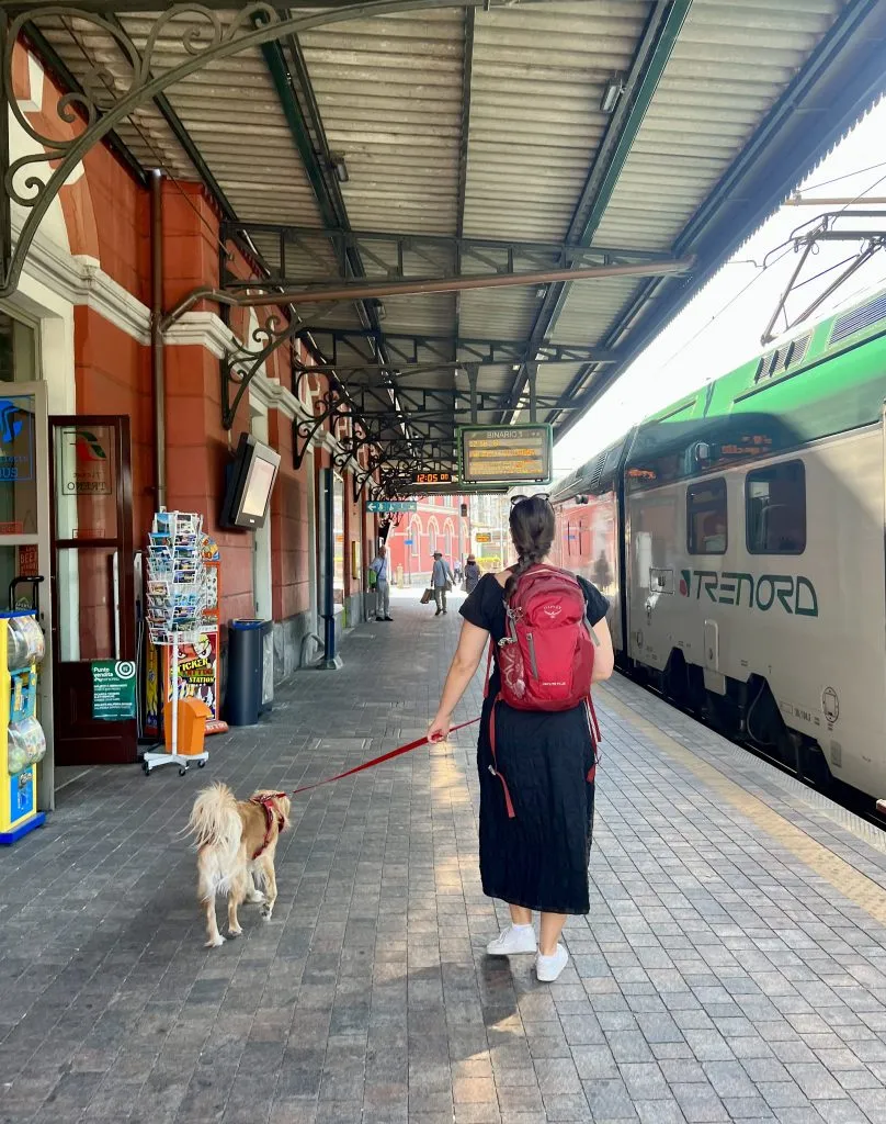 凯特·斯托姆和林杰·斯托姆在意大利科莫火车站站台上