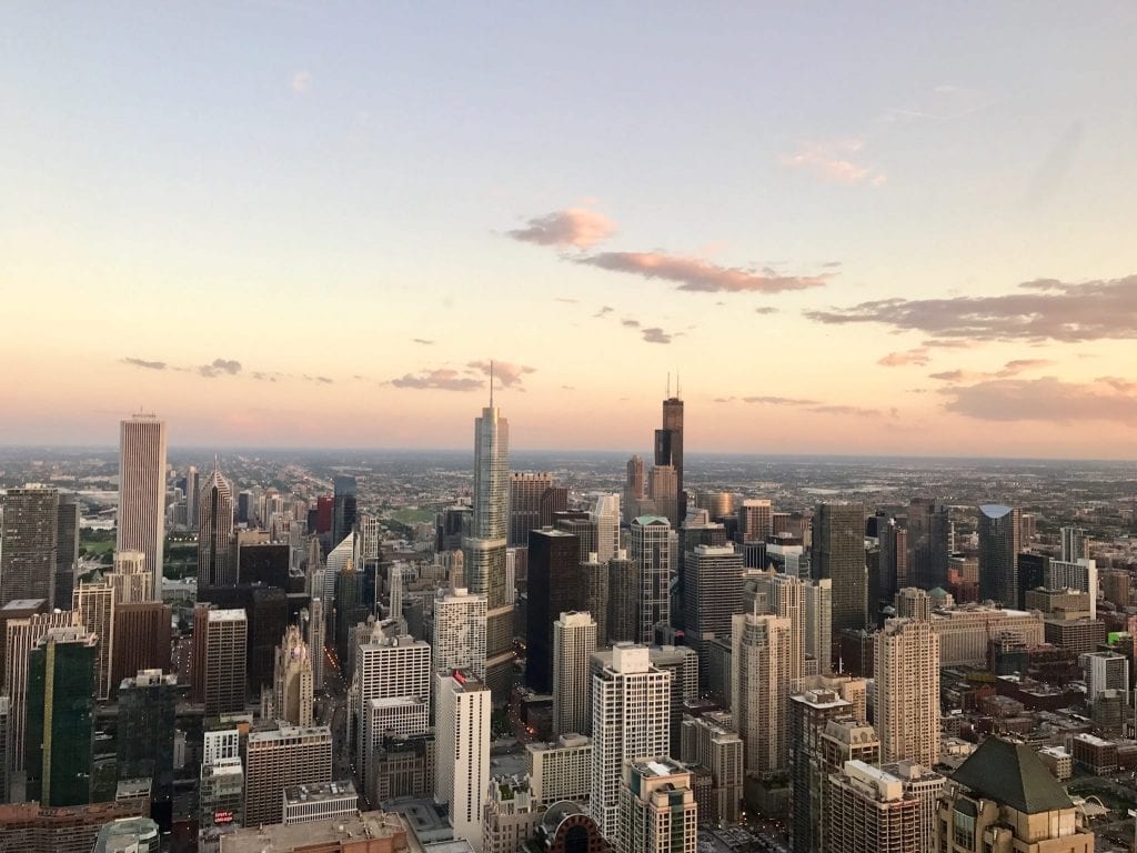 日落时分的芝加哥天际线——在芝加哥的3天行程中，像这样的景色随处可见!