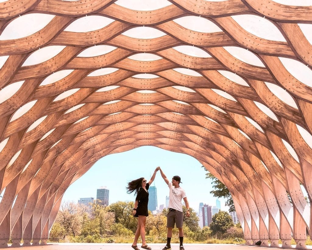 《路之路》的扎克和朱莉·鲁尔在芝加哥公园跳舞。他们是芝加哥3天行程的作者