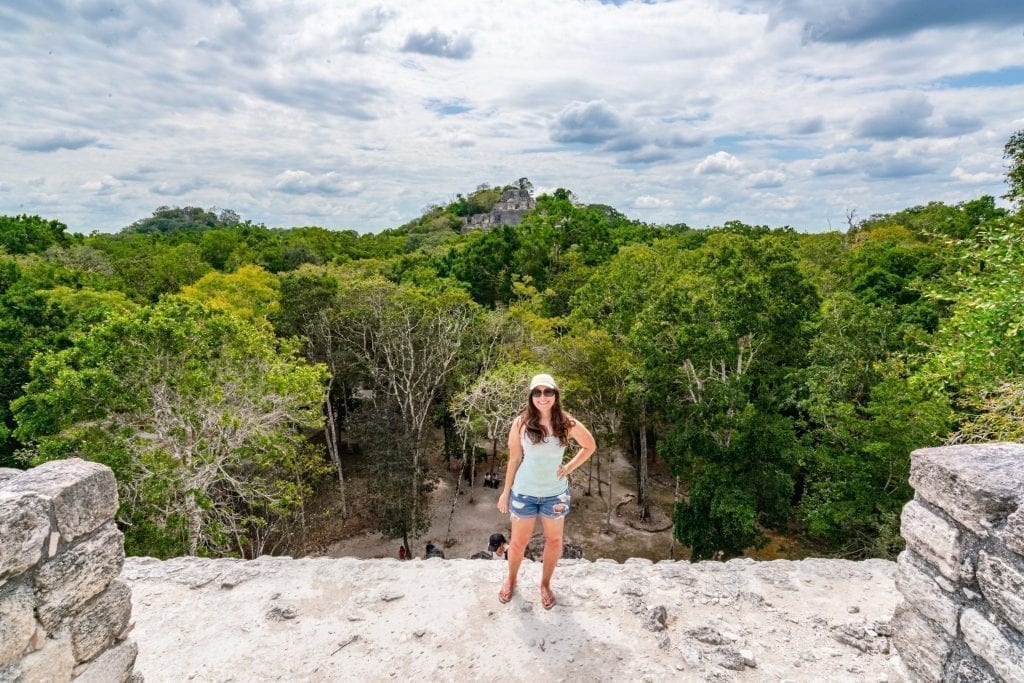 凯特·斯道姆站在墨西哥卡拉克穆尔遗址之一的顶部，就像在墨西哥尤卡坦半岛的公路旅行行程中看到的那样