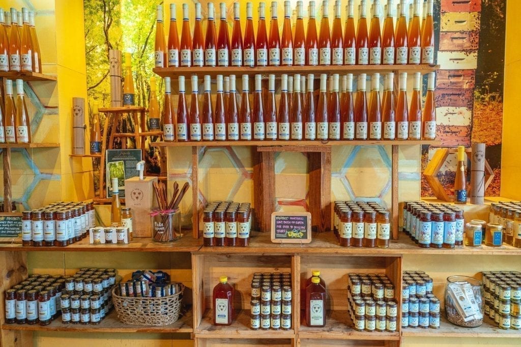 萨凡纳蜜蜂公司的内部展示了出售蜂蜜的多个货架
