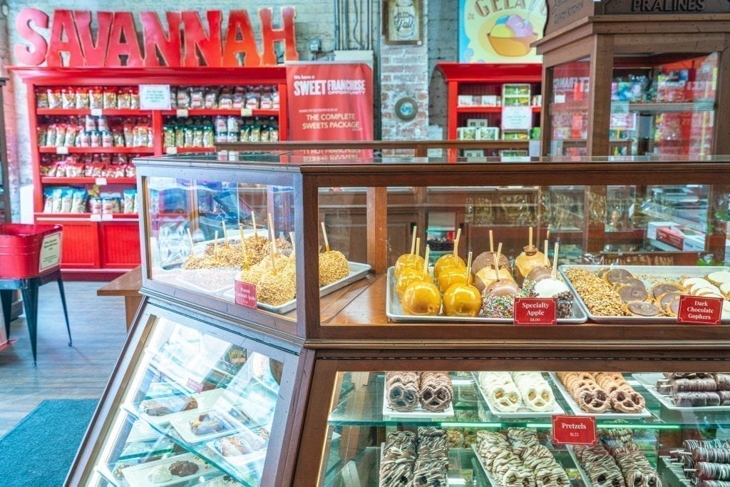 彩色糖果柜台与糖果苹果在前面的情况。照片左上角的红色字母拼出了“萨凡纳”