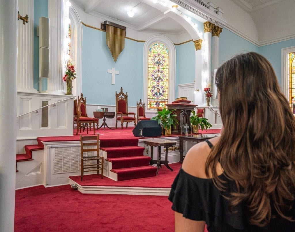 位于乔治亚州萨凡纳的第一非洲浸信会教堂的浅蓝色祭坛，照片右侧是一个女人的头