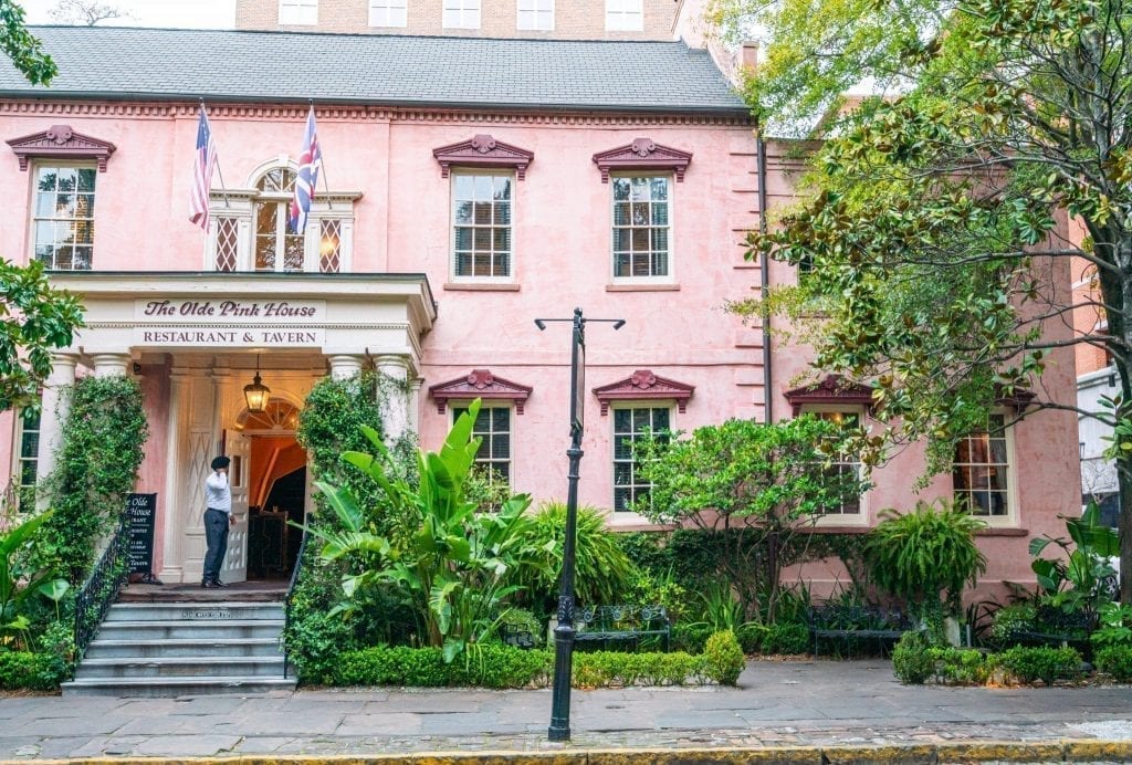 The Olde Pink House餐厅在萨凡纳乔治亚州的前立面，萨凡纳最好的餐厅之一，为您的萨凡纳周末行程!