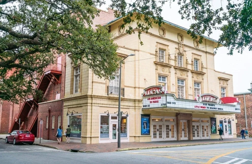 乔治亚州萨凡纳的卢卡斯剧院，周围有橡树