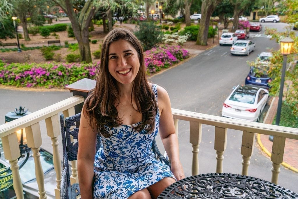 凯特·斯道姆在佐治亚州萨凡纳度过了一个漫长的周末，她坐在Foley House酒店俯瞰齐佩瓦广场的阳台上
