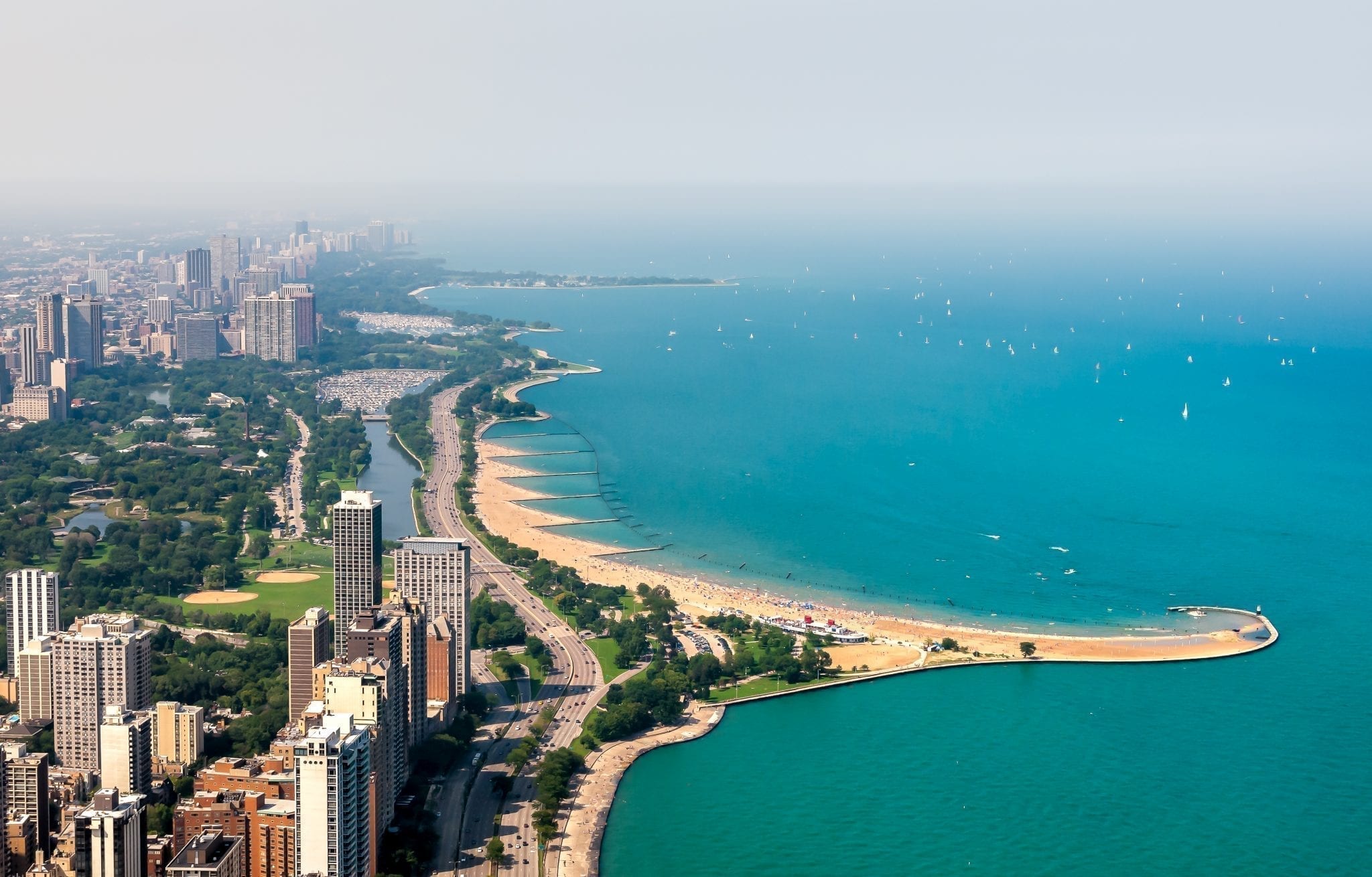 从上面俯瞰芝加哥的天际线，右边可以看到密歇根湖