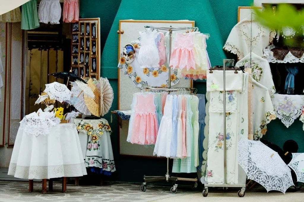 在意大利布拉诺的一所彩色房子外出售的蕾丝商品，是意大利最好的纪念品之一