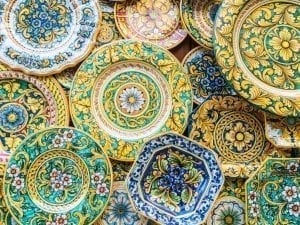 墙上陈列着五颜六色的陶瓷盘子，这是意大利最好的纪念品之一