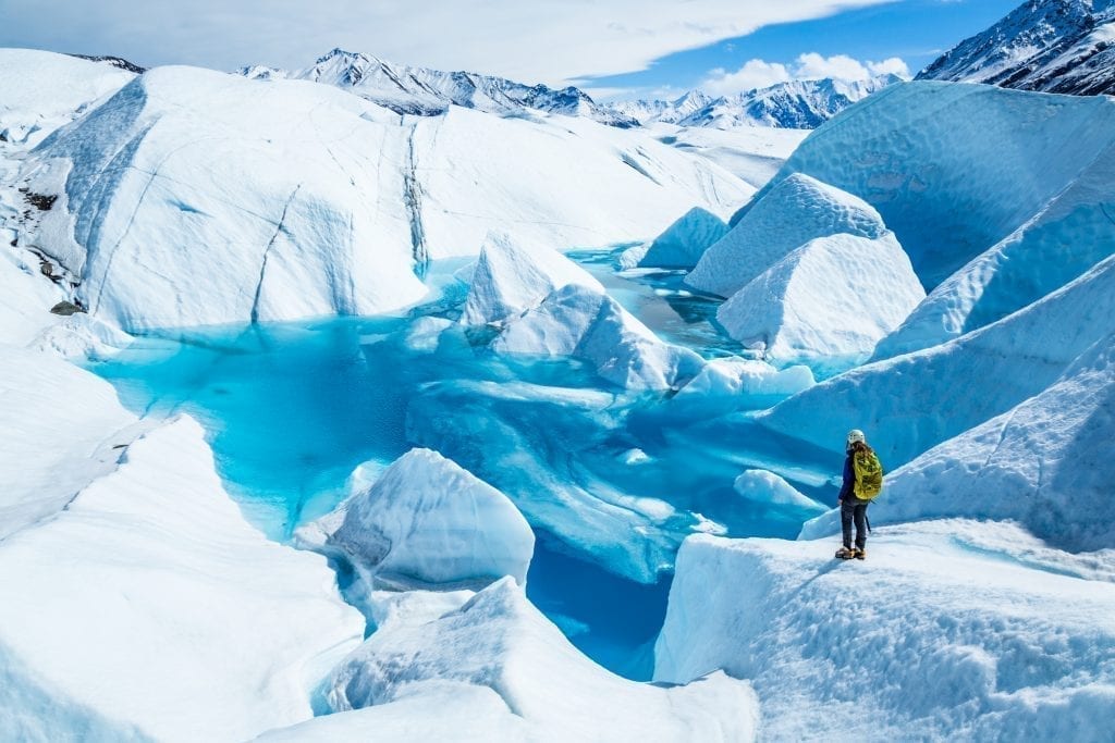 阿拉斯加瓦尔迪兹附近的马塔努斯卡冰川。阿拉斯加是美国一些最好的自驾游的故乡