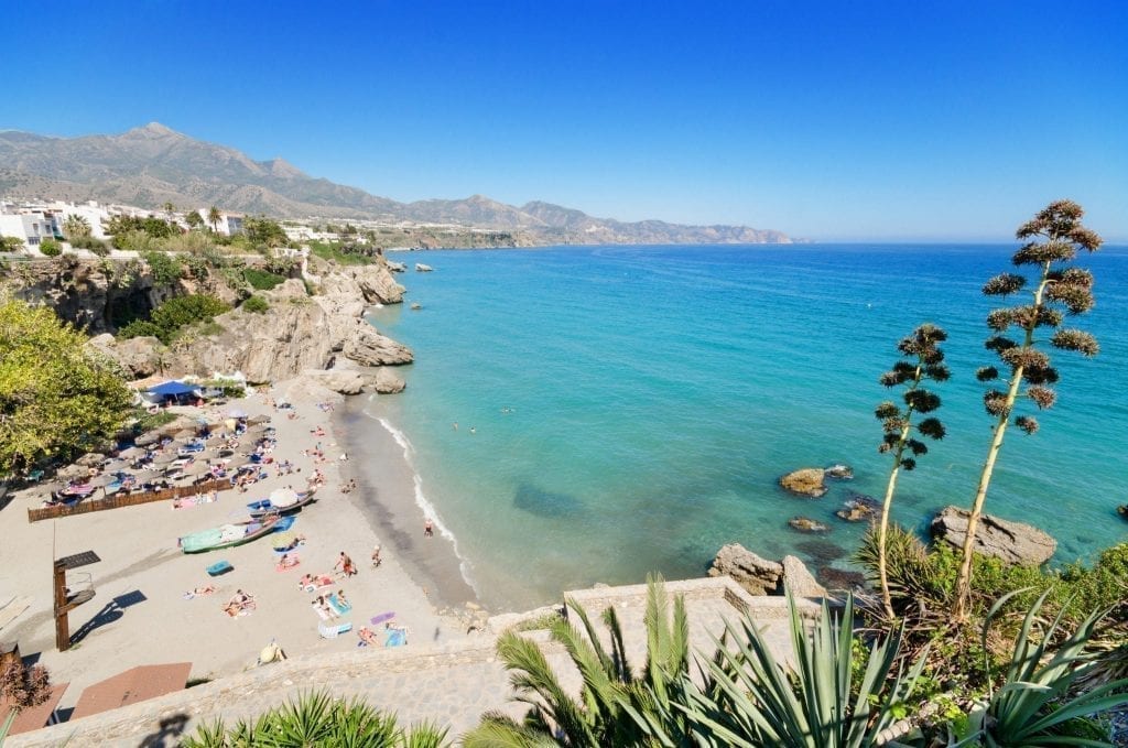 从上方俯瞰西班牙安达卢西亚的Nerja海滩，欧洲最好的避暑胜地之一